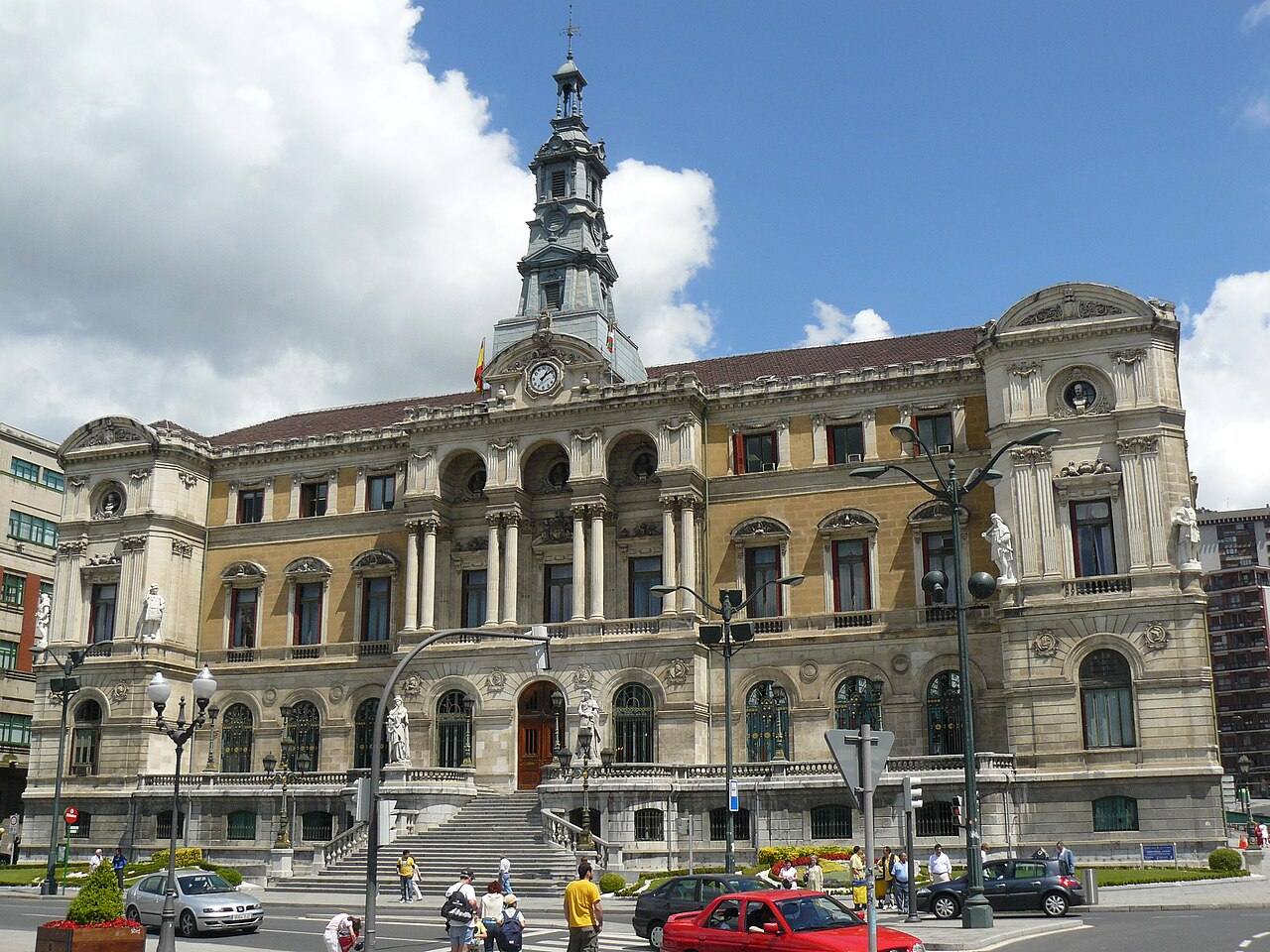 Edificio consistorial de Bilbao con fachada clásica y arbolado